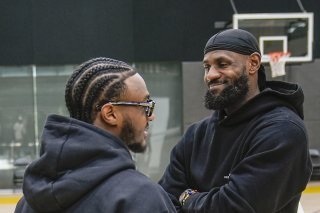 Bronny James (à gauche) se dit prêt à supporter la pression KEYSTONE/AP/Damian Dovarganes
